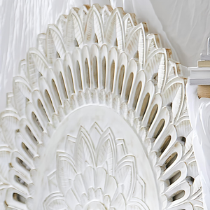Cabecero de Cama Decorativo de Madera Tallada a Mano con Diseño de Media Luna y Flores, Acabado Blanco, Estilo Bohemio - Product Image 5