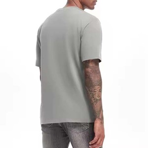 T-shirt de sport personnalisé pour homme, haute qualité, col rond uni et manches courtes, impression sérigraphique sur tissu tricoté - Product Image 3