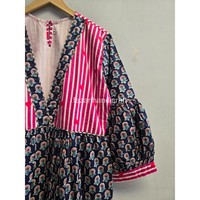 Robe longue bohème pour femme à col en V avec manches lanternes et ourlet à volants, imprimé floral marine avec accents rayés roses, coupe ample