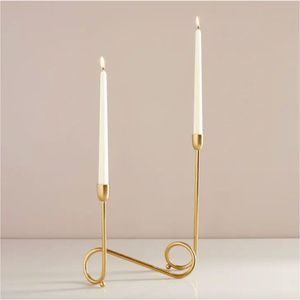 Candelabro Minimalista de Metal Dorado con Dos Brazos para Velas Cónicas, Centro de Mesa Artístico, Decoración de Lujo para el Hogar, Suministros para Hostelería - Product Image 1
