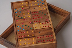 Juego de Dominó Doble Seis de Madera de Colores ILAHI, 28 Piezas, Ecológico, Tallado y Grabado, Diseño Antiguo, Caja Rectangular Alta de Madera - Product Image 1