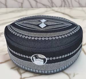 Gorro musulmán pakistaní Songkok bordado con motivos de cúpula, negro y gris, cómodo, tejido a mano, para uso religioso. - Product Image 1