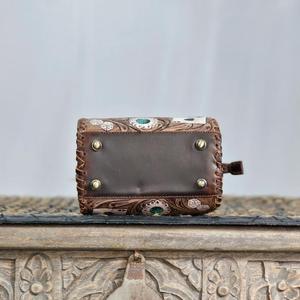 Bolso de mano de cuero de lujo con panel turquesa y diseño de cartas de póker, asa superior y cierre de cremallera - Product Image 3
