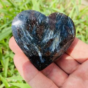 Pierre naturelle d'astrophyllite en forme de cœur en gros pour la décoration intérieure et la fabrication de bijoux – Article très demandé - Product Image 2
