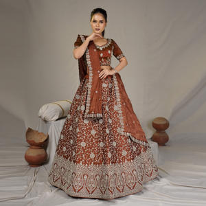 Lehenga Choli de Tela Crush con Bordado Intrincado, Falda Amplia, Blusa de Diseñador y Dupatta Elegante para Bodas y Fiestas - Product Image 2
