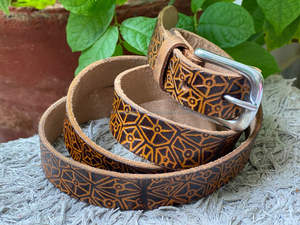 Cinturones de mujer Vintage personalizados de cuero de vaca de alta calidad cinturón de cuero genuino de grano completo en relieve de lujo para hombres - Product Image 3