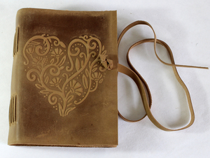Magnifique couverture de journal de style vintage, embossée avec un motif en forme de cœur, papier premium fabriqué à la main, cuir de buffle, agenda. - Product Image 3