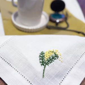 Serviette en tissu de lin de mariage fait main carré en gros d'usine avec motif de broderie élégant pour une utilisation en cuisine - Product Image 4