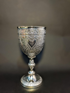Gobelet ornemental en finition argent antique avec motif cœur et gravure florale complexe, coupe à pied classique - Product Image 1