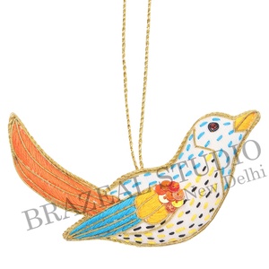 เครื่องประดับต้นคริสต์มาสทำมือจากกำมะหยี่ซาตินปักลายแบบกำหนดเองจาก Brazeal Studio เป็นมิตรกับสิ่งแวดล้อม พร้อมลวดลายรูปนกและกาน้ำจากโรงงาน - Product Image 5