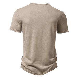 เสื้อยืดแขนสั้นคอวีทรงเฮนลีย์สีเบจสำหรับผู้ชาย ผ้าถัก สีพื้น สไตล์ลำลอง ทรงปกติ - Product Image 2