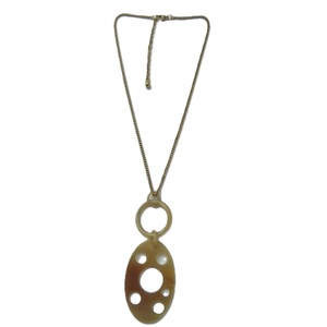 Collier pendentif ovale artisanal en corne naturelle au toucher réel avec chaîne à maillons métalliques, bijoux bohèmes modernes pour femmes, respectueux de l'environnement - Product Image 3