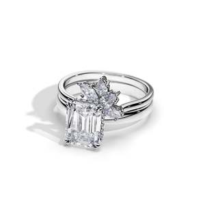 Bague de fiançailles en platine avec diamant taille émeraude et pierres latérales en forme de poire, certifiée IGI, style classique pour femme - Product Image 3