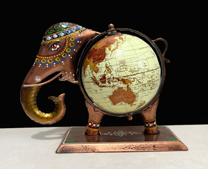 Base de Globo Terráqueo de Metal Pintado a Mano con Diseño de Elefante |   Escultura Decorativa de Globo Terráqueo en Hierro con Acabado en Cobre Antiguo de Diseño Moderno para - Product Image 2