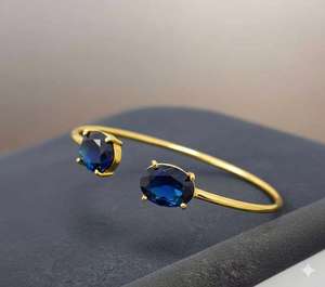 Brazalete Abierto de Plata de Ley 925 Chapado en Oro de 14K con Piedras de Zafiro Azul Intenso, Ajustable y Delicado - Product Image 1