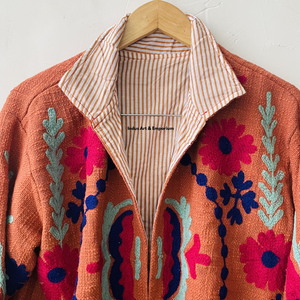 Chaqueta de algodón Suzani hecha a mano en India, chaqueta corta bordada a mano, abrigo unisex, chaqueta corta Suzani hecha a mano - Product Image 3