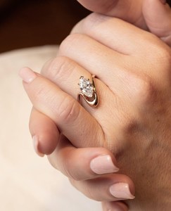 แหวนหมั้นเพชรเม็ดเดี่ยวทรงมาร์คีส์ 1.5 กะรัต ชุบทองคำ 18K ได้รับการรับรอง พร้อมวงแหวนโค้งลายคลื่น ประดับเพชรเลี้ยงในห้องปฏิบัติการ เหมาะสำหรับสวมใส่ทุกวัน - Product Image 2