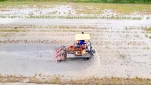 HOGICO 2025 Best Seller Tracteur à chenilles diesel 70 CV 4 roues motrices de haute qualité, multifonction 3 en 1, puissant, pour l'agriculture, nouveau moteur et boîte de vitesses - Product Image 5
