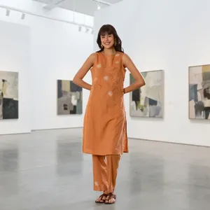 Vestido midi tipo kurta de lino y algodón con bordado naranja, sin mangas, cuello redondo, corte holgado, para uso diario, estilo veraniego. - Product Image 2