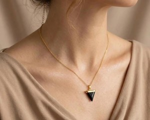 Collier pendentif triangle en obsidienne noire, bijoux minimalistes en or pour la protection, pierre précieuse naturelle, cadeau pour femmes - Product Image 3