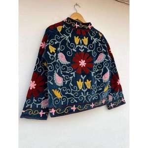 Chaqueta de terciopelo azul Suzani de diseñador, inspirada en bordados botánicos, con cuello alto, estilo bohemio, chic prairie, para mujer, ropa de abrigo de primavera. - Product Image 3