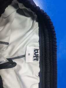 Shorts de Muay Thai sur mesure pour hommes, tissu doux et léger, conçus pour une performance active. - Product Image 2