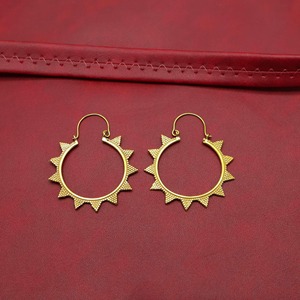 Boucles d'oreilles créoles en laiton plaqué or avec motif soleil, bijoux tendance, forme circulaire, accessoire artisanal en métal - Product Image 6