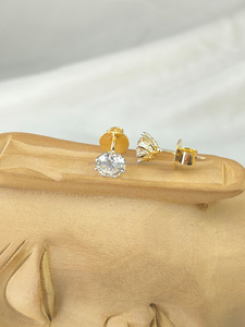 Pendientes de diamantes de corte redondo en oro amarillo, un clásico esencial para el día a día con un brillo brillante y un estilo elegante y atemporal. - Product Image 2