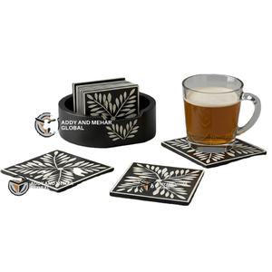 ผู้จัดจำหน่ายชาวอินเดียเสนอชุดจานรองแก้วหรูหราทำมือลายดอกไม้  ฝังกระดูกสีดำและสีขาว หนา 3 มม. เป็นมิตรกับสิ่งแวดล้อม พร้อมที่วาง - Product Image 1