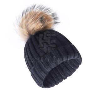 Bonnet d'hiver personnalisé pour femmes et filles avec motif et pompon en fausse fourrure - Product Image 6