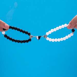สร้อยข้อมือลูกปัดความรักแม่เหล็ก Prao สีดำและสีขาว - Product Image 2