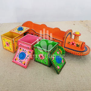 Mini train en bois peint à la main multicolore, décoration d'intérieur, fabriqué en Inde par theperfectbazaar - Product Image 4