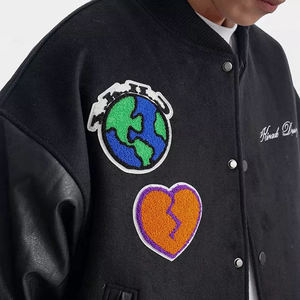 แจ็คเก็ตเบสบอลหนัง PU รุ่นใหม่สำหรับผู้ชาย ฤดูหนาว ปี 2025 ทรงหลวม สไตล์ลำลอง พิมพ์ลายโลโก้ด้านหน้า ขายส่ง - Product Image 3