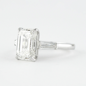 Bague de fiançailles en diamant taille émeraude, sertie de griffes, bijoux fins classiques pour femmes - Product Image 5