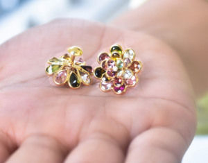 Pendientes de Flor en Capas con Mandala Floral 3D en Oro de 18K, Turmalina Multicolor Natural y Diamantes con Gemas en Corte Pera - Product Image 3