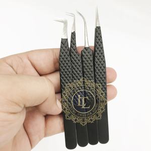 Pinzas para Pestañas Profesionales Hechas a Mano de Acero Inoxidable, Recubrimiento en Polvo Negro Mate, Agarre de Diamante Sostenible, Plateadas - Product Image 2