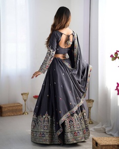 Ensemble Lehenga Choli en soie grise traditionnelle avec dupatta brodé, tenue indienne pakistanaise pour mariage et fêtes - Product Image 3