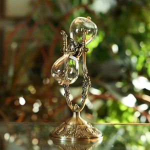 Reloj de Arena de Latón Estilo Moderno de Mediados de Siglo con Marco Metálico Ornamentado y Diseño de Temporizador de Arena de Vidrio, Hecho a Mano, Ecológico y Portátil - Product Image 3