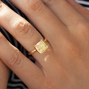Anillo de Diamante Amarillo de 3.25CT, Corte Cojín, Cultivado en Laboratorio, Engaste de Media Bisel, Oro de 14K, Proveedor - Product Image 4