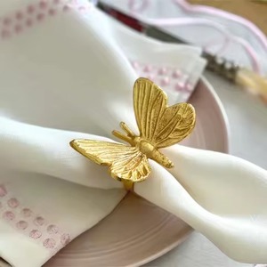 Anneau de serviette décoratif en métal pour l'arrangement de table, la décoration de banquets de mariage et la mise en scène d'événements - Product Image 1