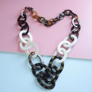 Collar de cuerno hecho a mano contemporáneo con colgante de forma única, perfecto para desfiles de moda y exhibiciones de joyería en boutiques. - Product Image 2