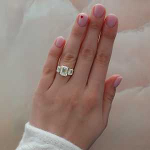 Bague de fiançailles moderne en or massif 10K 14K 18K avec trois diamants de laboratoire taille émeraude de 3 carats sertis clos, idéale pour une demande en mariage ou un mariage - Product Image 2