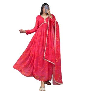 ล่าสุดขายส่งผ้า Georgette พิมพ์ลายดอกไม้และเย็บปักถักร้อยเลื่อมลูกไม้ Alia Cut Kurti พร้อมกางเกงและดูปัตตา - Product Image 3