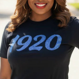 เสื้อเชิ้ตสีดำ 1920 บลูไดมอนด์ส ท็อปสำหรับผู้หญิง ผ้าฝ้าย 100% ประดับเลื่อม ตัวเลขกรีก สำหรับงานฉลองครบรอบชมรมนักศึกษา ซีต้า ฟิ เบต้า เฮอริเทจ เวียร์ - Product Image 5