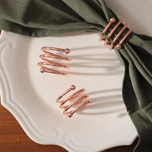 Anneau de serviette de Noël en métal or rose, élégant porte-serviettes en spirale pour la décoration de table festive et les dîners de fin d'année - Product Image 1