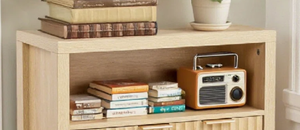 NOUVEAU Meuble de rangement moderne en chêne clair cannelé avec étagère ouverte, 1 porte et 3 tiroirs, buffet en bois pour salon et entrée - Product Image 6