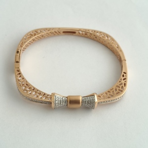 Bracelet jonc en or rose 18 carats avec diamants pour femme, design géométrique élégant, bijoux fins, cadeau pour mariage ou fête, finition polie haute brillance - Product Image 2