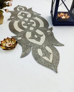 Chemin de table en tissu fait main, style bohème, motif floral, avec perles argentées et blanches, et sous-plats - Product Image 2