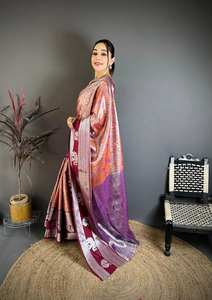 Sari en soie Kanjivaram tissé à la main avec bordure contrastée de designer et pallu en zari argenté - Product Image 2