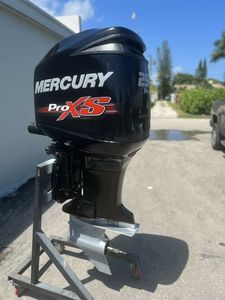 Oferta Destacada, Envío Inmediato: Motor Fuera de Borda Optimax ProXs de 2 Tiempos y 250 CV, Eje de 20 Pulgadas, 355 Horas, con Accesorios (2014) - Product Image 2